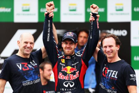 アクシデントを乗り越え、F1史上3人目の3連覇を達成したフェテル(中央)Red Bull