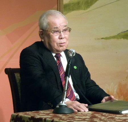 ヤクルトの選手、スタッフらを前に持論を説く野村克也元監督。今回は選手の心構えがメーンテーマだったが、来年2月には技術論が披露される(11月27日、共同)