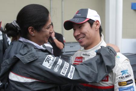 2013年シーズンのF1参戦断念を発表した小林可夢偉(右) Sauber