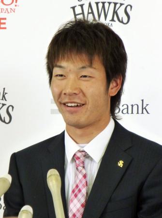 1年目の契約更改を終えて笑顔で記者会見する武田翔太(12月3日、共同)