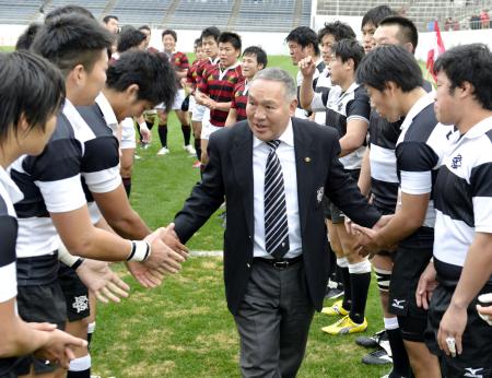 早大との試合後、両チームの選手らに見送られ花園のグラウンドを後にする大体の坂田好弘監督(2012年12月23日、共同)
