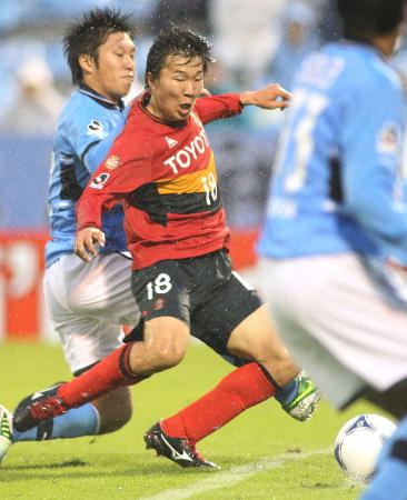 Jリーグで活躍する名古屋グランパスの永井(中央)=2012年11月17日(共同)