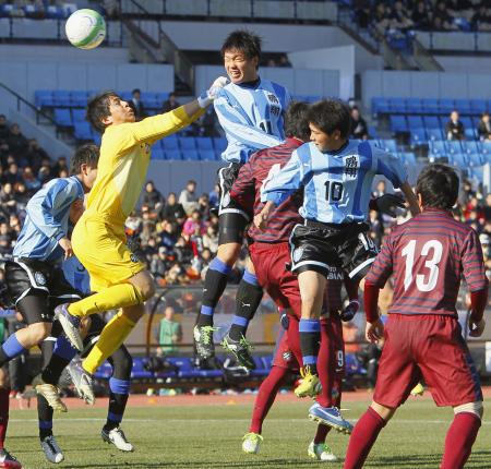 後半4分、ヘディングで同点ゴールを決める鵬翔・芳川(中央)。GK永井=19日、国立競技場(共同)