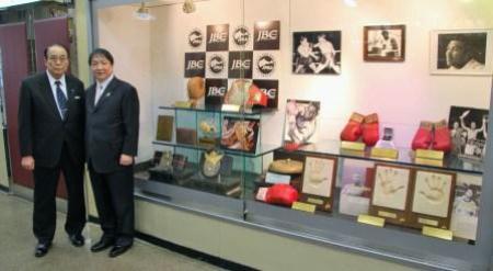 後楽園ホール内で逸品展示が始まった。右は大橋秀行氏