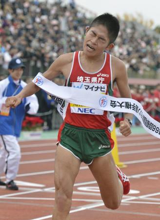 福岡国際マラソンで不本意な2時間10分29秒の6位に終わった川内優輝(2012年12月2日、平和台陸上競技場、共同)