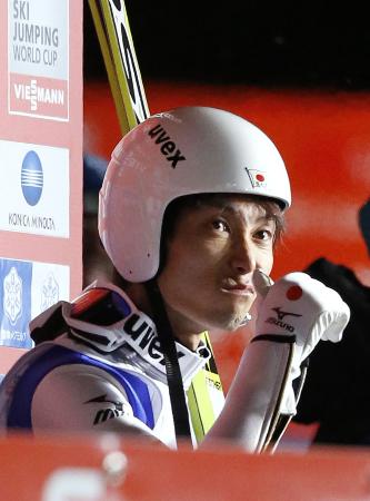 1月19日のW杯で2回目を終え、ジャンプ台を見上げる伊東大貴(大倉山、共同)