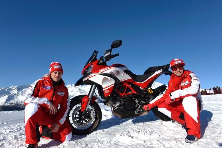 量産車のムルティストラーダ1200Sの前でポーズを取るドヴィツィオーゾ(左)とヘイデン