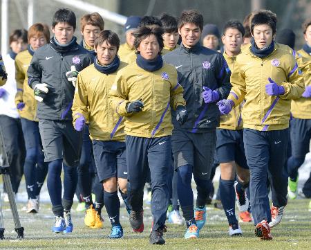ランニングする佐藤(中央)ら広島イレブン=16日、広島県安芸高田市