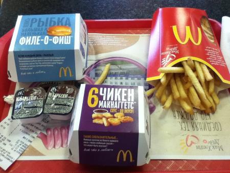 ロシア・モスクワ郊外コロムナのハンバーガーチェーンにて。これは世界中どこに行っても裏切らない。海外のスケーターもこぞって来店していた。(2012年11月、菊浦佑介撮影)