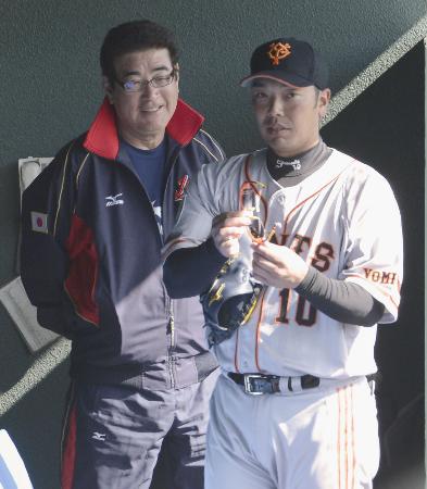 侍ジャパンでも主将を務める阿部(右)と言葉を交わすWBC日本代表の山本監督(2月11日、巨人宮崎キャンプで、共同)