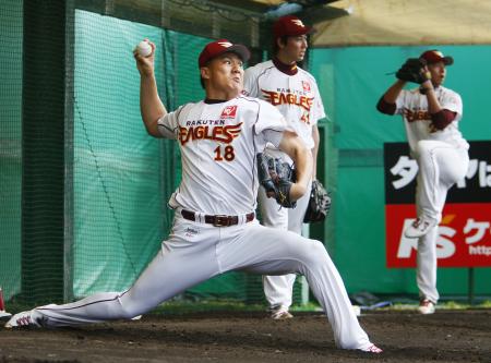 ブルペンで投げ込む楽天・田中(18)ら投手陣=久米島