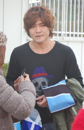 ファンにサインするJ1川崎に加入した大久保嘉人=川崎市内