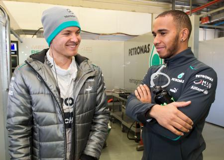 新チームメートのロズベルク(左)とともに笑顔のハミルトン MERCEDES・AMG・PETRONAS