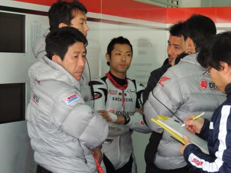 スタッフと話し合う高橋裕紀(中)、左が岡田忠之監督