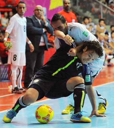 フットサルW杯・日本―リビア 後半、相手選手と激しく競り合う小宮山=バンコク(共同)