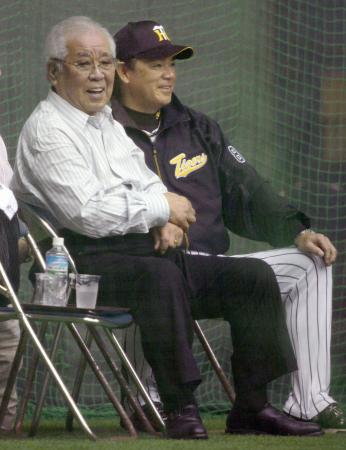 阪神キャンプを訪れ、笑顔を見せる野村元監督。右は和田監督=2月15日、宜野座(共同)