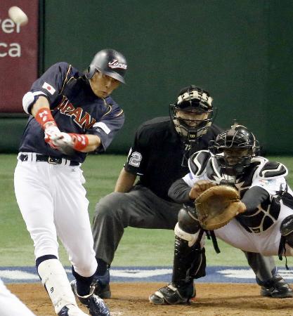 侍ジャパンの一員としても強打を披露した糸井(左)。WBCのオランダ戦で3点本塁打を放つ【2013年3月10日、東京ドーム、共同