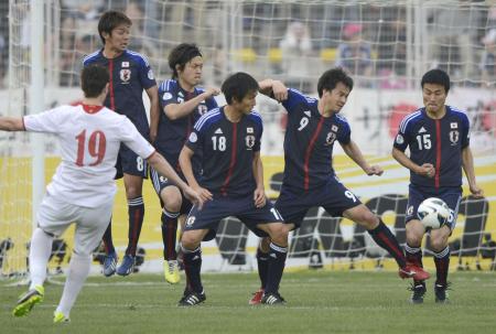 日本―ヨルダン 前半、FKを阻む(右から)今野、岡崎ら日本イレブン=26日、アンマン(共同)