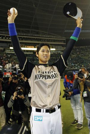 西武との開幕戦で2安打1打点の活躍、初安打のボールを手にファンの声援に応える日本ハム・大谷=29日夜、埼玉県所沢市の西武ドーム