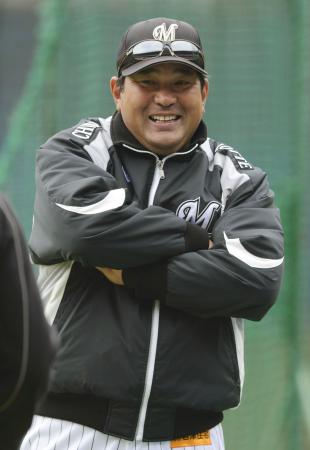 開幕直前の練習中に笑顔を見せるロッテの伊東監督(2013年3月28日、共同)