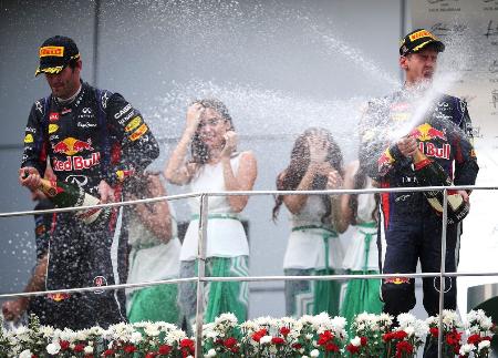 マレーシアGPで優勝したフェテル(右)と2位のウェバー Red BUll Racing
