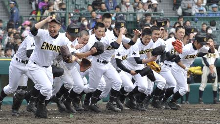 甲子園夢の初勝利 いわき海星に勝ち応援席に向かって駆け出す遠軽ナイン(2013年3月23日、共同)