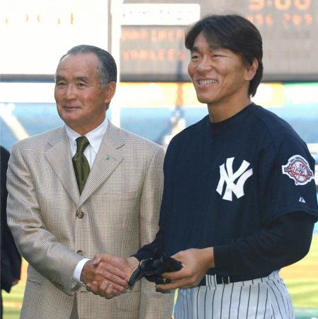 ヤンキースタジアムで握手を交わす長嶋茂雄氏(左)とヤンキースの松井秀喜外野手(当時)=2003年4月、ニューヨーク(共同)