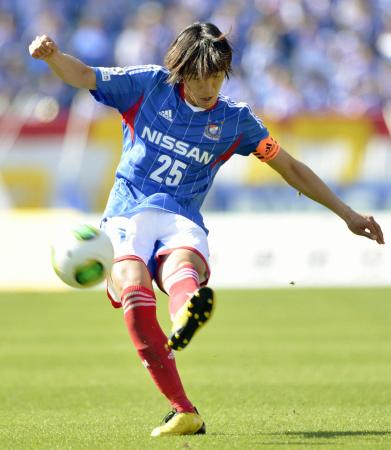 横浜M―川崎 前半、FKを放つ横浜M・中村=日産スタジアム