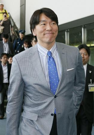 米ニューヨークへ向け出発する松井秀喜氏=9日午前、成田空港