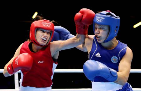 ロンドン五輪女子ライト級決勝のテイラー(左)―オチガワ。今日では女子も思い切り打ち合えるようになった
