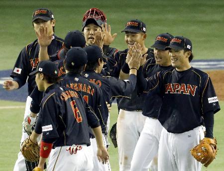 JAPANのユニホーム姿で誇らしげに勝利を喜ぶWBC戦士たち(2013年3月10日のオランダ戦から、共同)