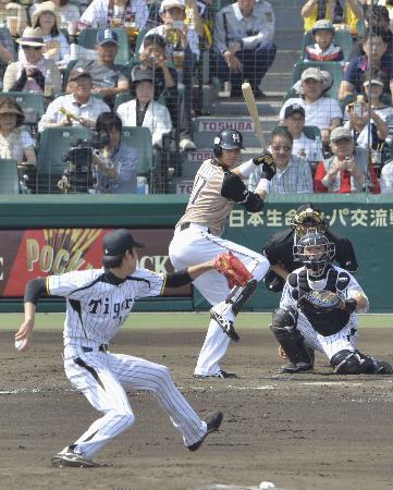 プロ初対戦した阪神先発の藤波晋太郎投手と打席に立つ日本ハムの大谷翔平右翼手。捕手藤井彰人(2013年5月26日、甲子園、共同)