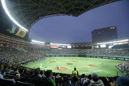 屋根を開いて始まったヤフオクドームでのソフトバンクーヤクルト戦。めったに味わえない開放感は地元ファンにも好評だ(2013年6月13日、共同)