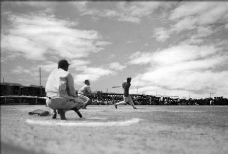 1943年から終戦まで米アリゾナ州の強制収容所につくられた銭村フィールドで日系の青年たちは機動力野球の原点を培った(The Nisei Baseball Research Project提供、共同)