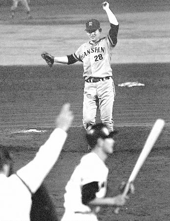 プロ野球オールスター第1戦で、9連続奪三振を記録した阪神・江夏豊投手。打者は加藤秀司選手(手前)=1971年7月、西宮球場