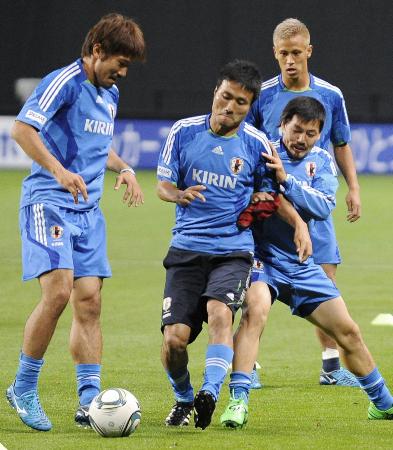 公式練習で調整する(左手前から)阿部、今野、松井、本田(奥)=札幌ドーム(阿部勇樹、今野泰幸、松井大輔、本田圭佑)