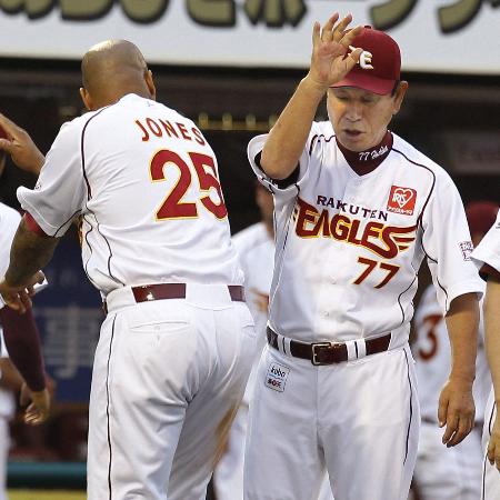 西武に勝利し、2打点を挙げたジョーンズ(左)の尻をたたく楽天・星野監督=Kスタ宮城