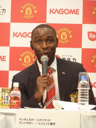 来日した際の記者会見で質問に答えるアンディ・コール氏(2013年3月7日、田丸英生撮影)