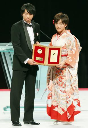 ベストヤングプレーヤー賞を受賞した鹿島・柴崎岳。右はなでしこリーグの日テレ・岩渕真奈=3日午後、横浜アリーナ