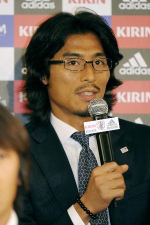 W杯南ア大会で16強入りした充足感を胸に帰国後の記者会見に臨んだ中沢佑二(2010年7月1日、関西空港、共同)