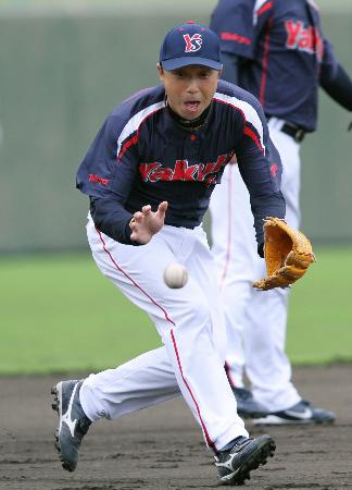 基本に忠実で地道な練習の日々が名手宮本を育み、支えた(2013年2月8日、浦添キャンプで、共同)