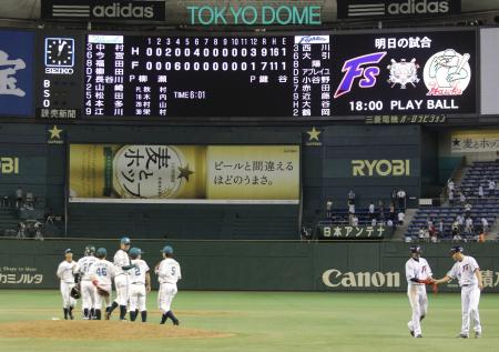 延長12回制では史上最長の6時間1分。勝利のタッチを交わすソフトバンク選手の背中にも疲れの色が・・・(2013年9月4日、共同)