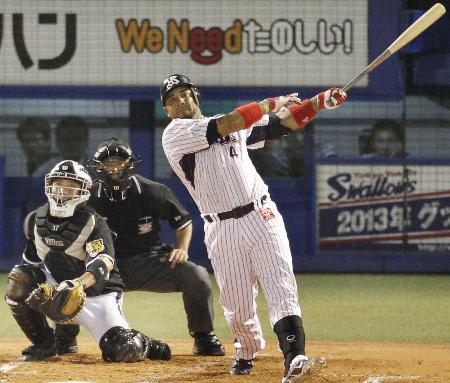 阪神戦の1回、左中間にプロ野球新記録の56号本塁打を放つヤクルトのバレンティン=神宮