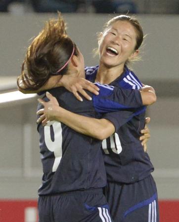 日本―ナイジェリア 後半、ゴールを決めた川澄(左)と笑顔で抱き合う澤=長崎