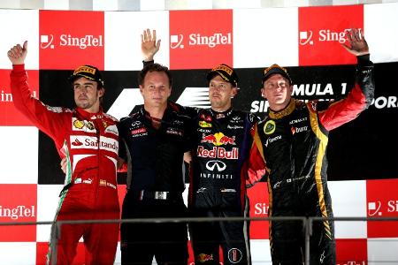 シンガポールGPの表彰台。左がアロンソ、右端がライコネン、右から2人目がフェテル Red Bull