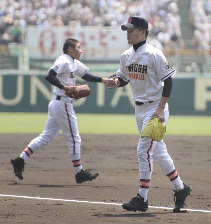 1回裏、西脇工の先頭打者から三振を奪ったところで降板する木更津総合の先発千葉。後ろは緊急登板する笈川(2013年8月16日、共同)