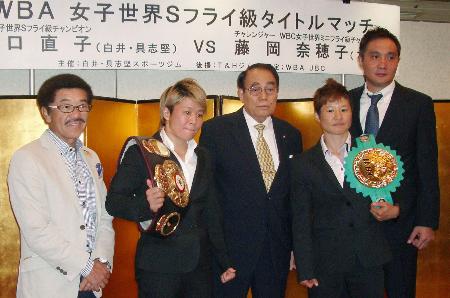 9月の記者会見でポーズをとる山口(左から2人目)と藤岡(右から2人目)