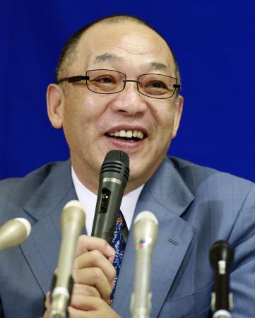 就任の記者会見で、笑顔を見せる中日の落合博満GM=11日、名古屋市中区