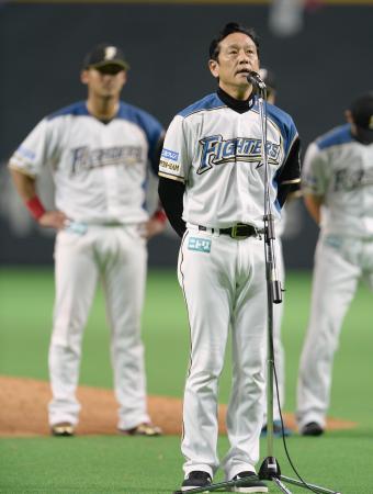 本拠地のファンにふがいない1年を苦渋に満ちた表情で詫びる栗山監督(2013年10月6日、共同)