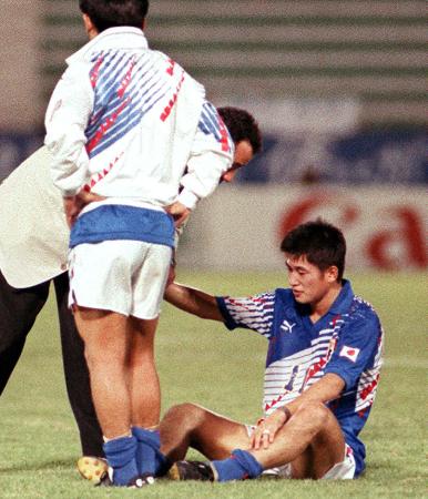 1993年10月、W杯出場を逃し、座り込む三浦知良=ドーハのアルアハリ競技場(共同)
